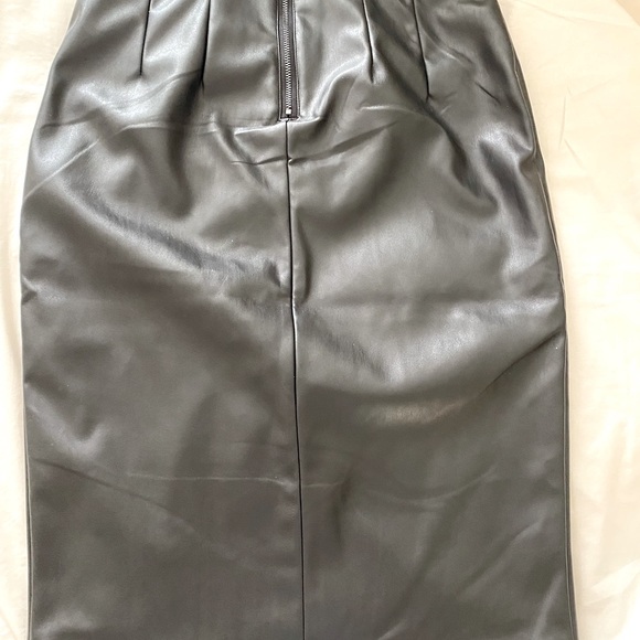 🖤SUZY SHIER🖤 faux leather black skirt .  25 inch long and an X-small. - Picture 2 of 7